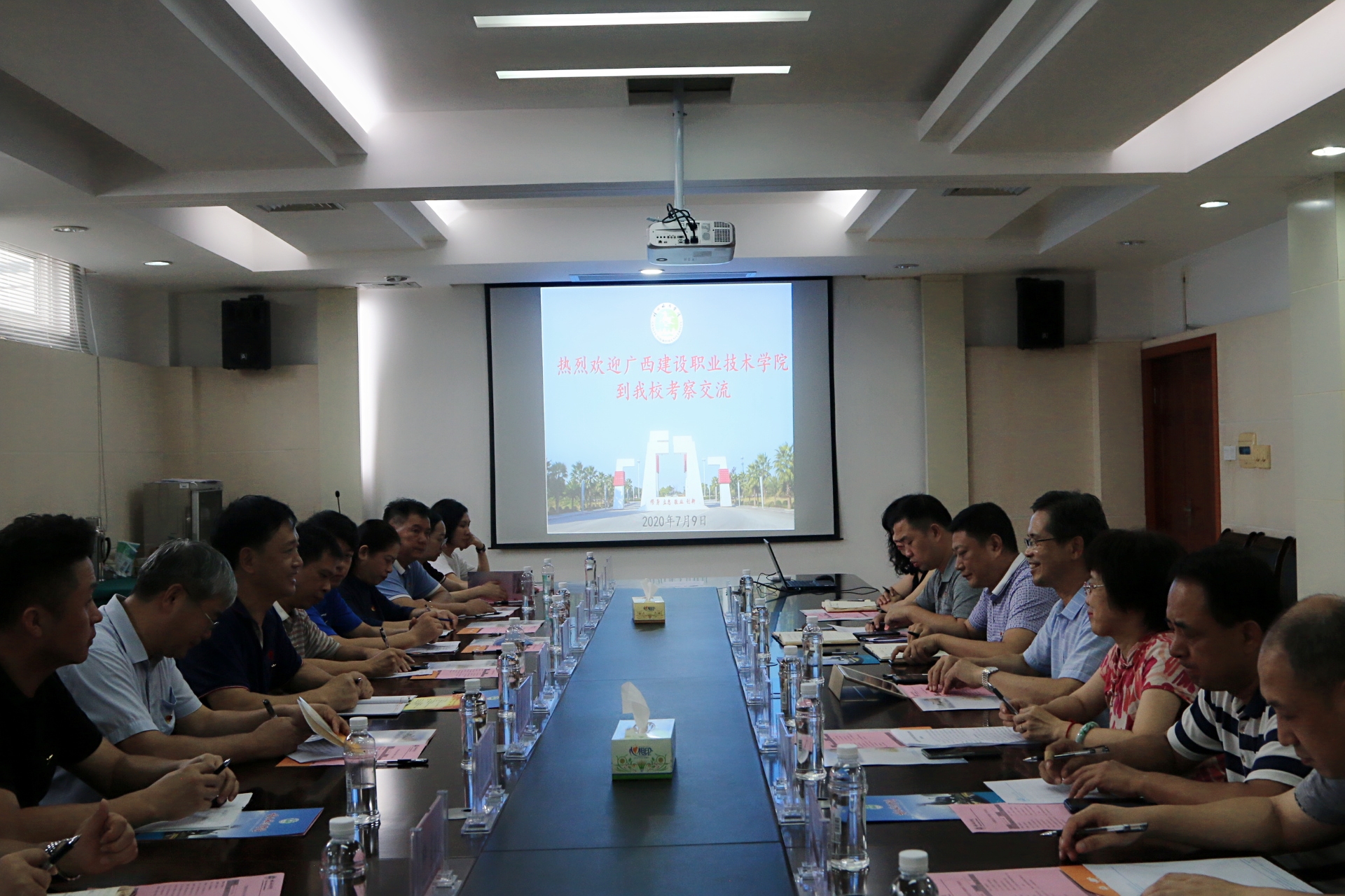 曾繁雄副書記一行與桂林旅游學院黨委副書記林業江等座談