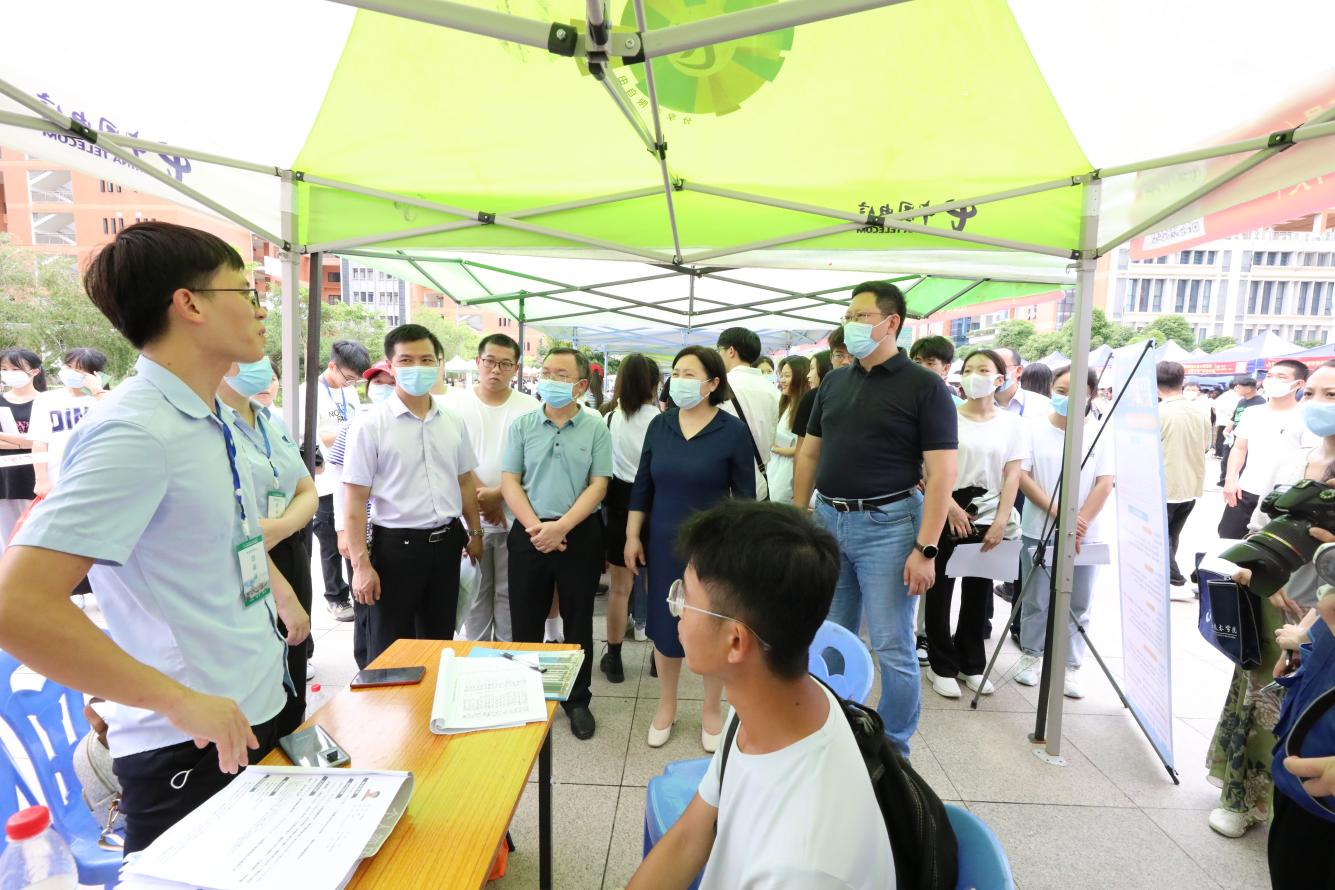 邀請企業入校招聘，學校領導現場訪企拓崗