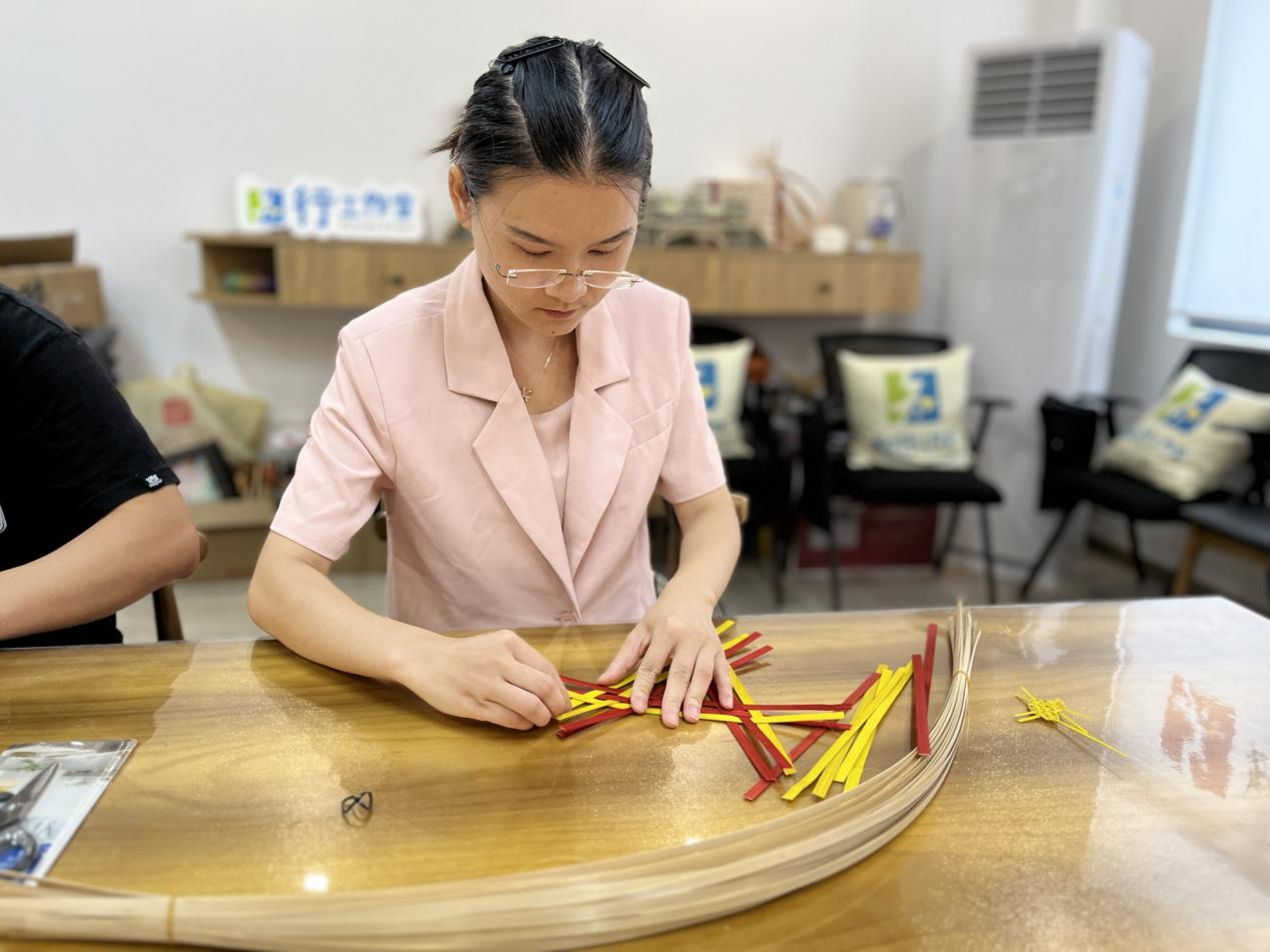 練翠瀅老師體驗(yàn)竹編畫(huà)