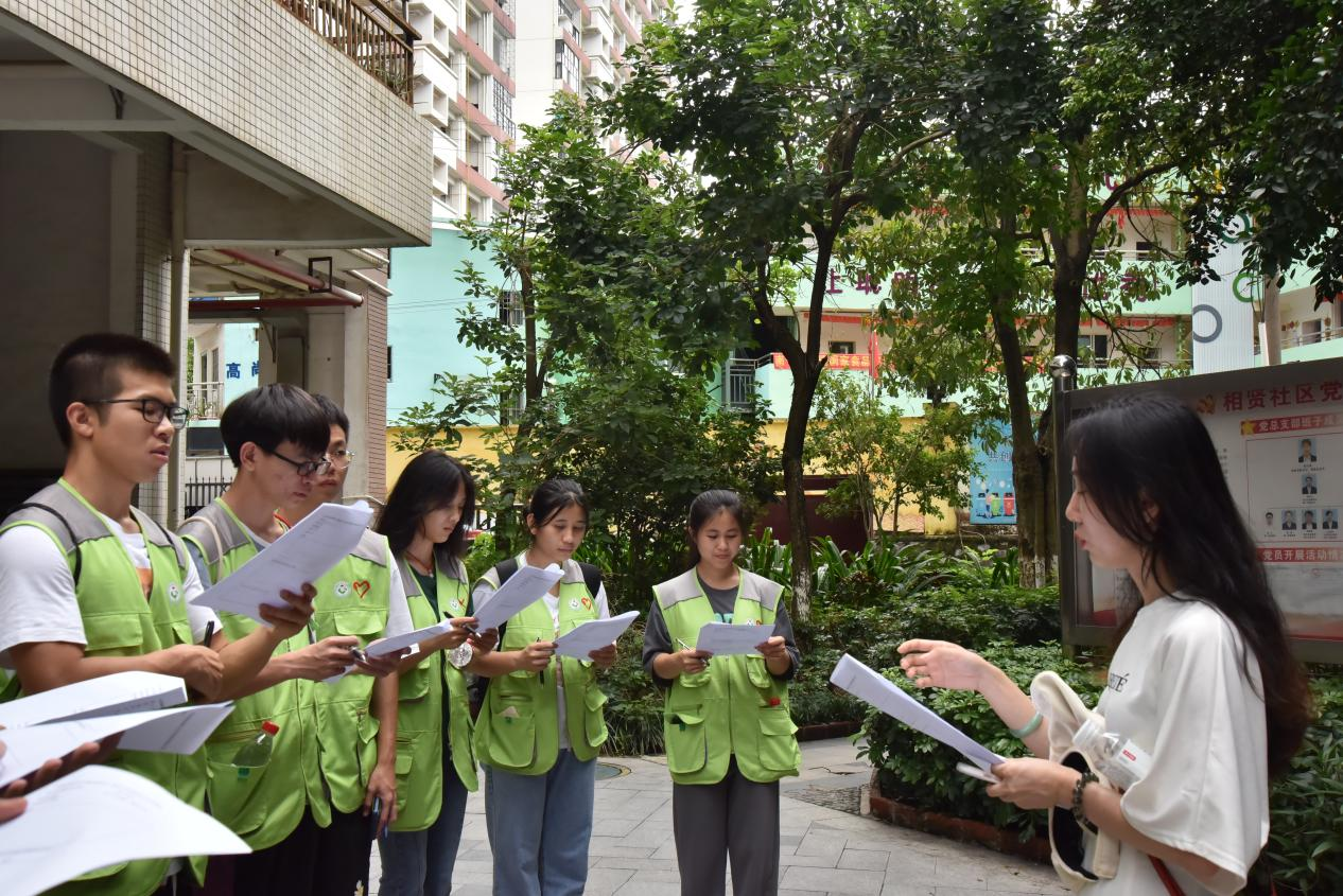 團隊指導老師黎丹進行調研工作布置