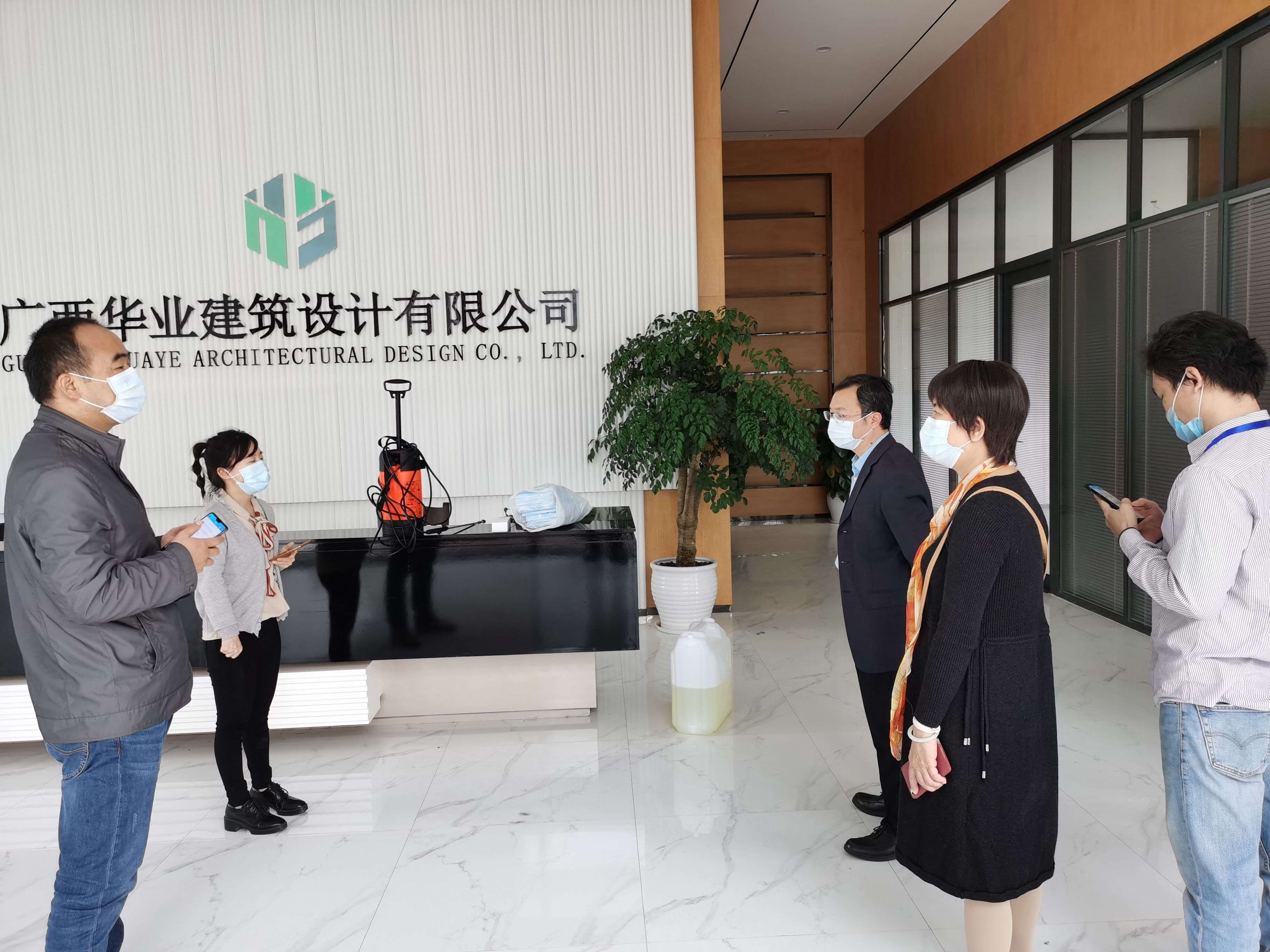 謝東副院長(zhǎng)一行到駐校企業(yè)檢查指導(dǎo)復(fù)工復(fù)產(chǎn)情況和疫情防控相關(guān)工作