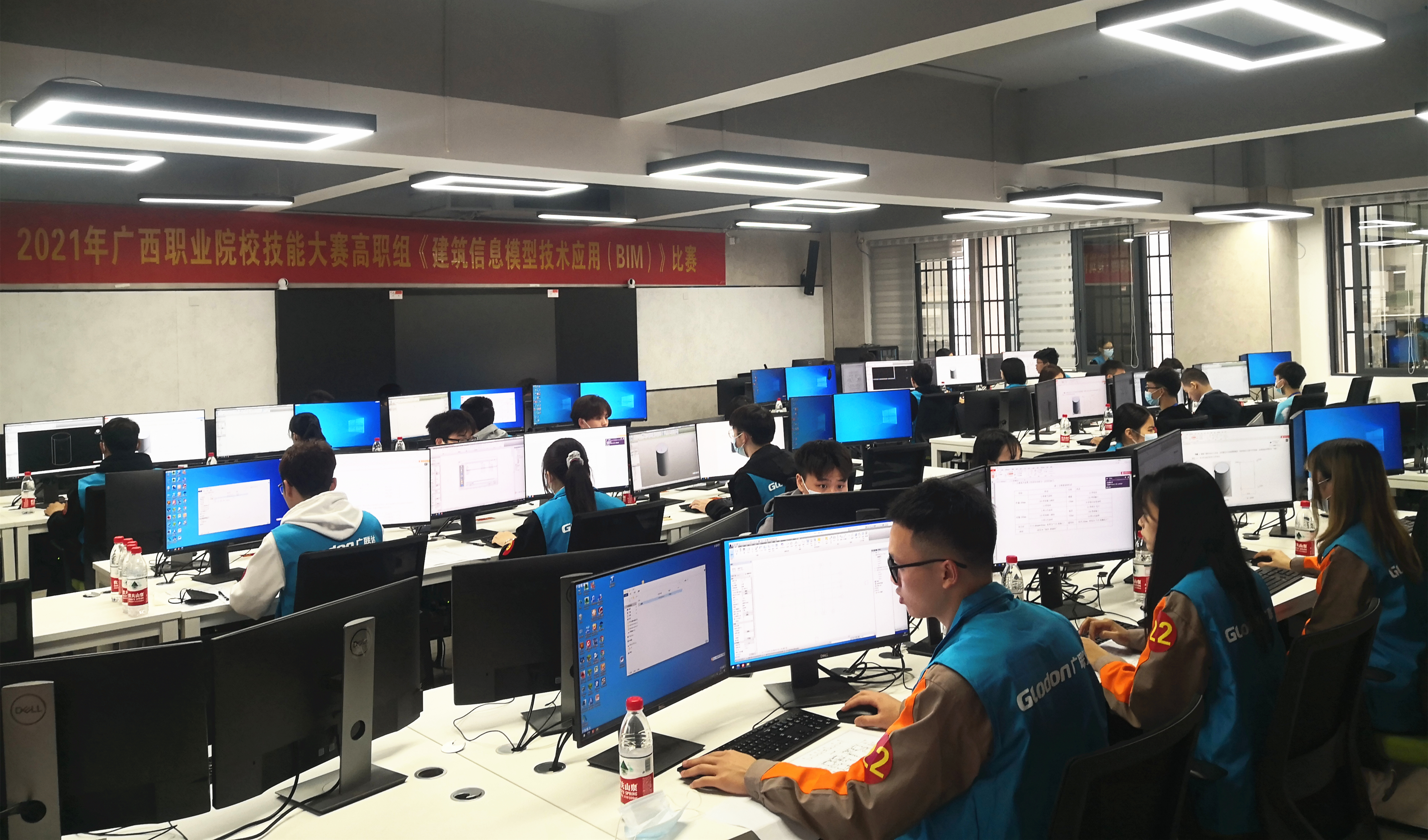BIM賽項參賽團隊在規(guī)定時間內分工合作、完成比賽
