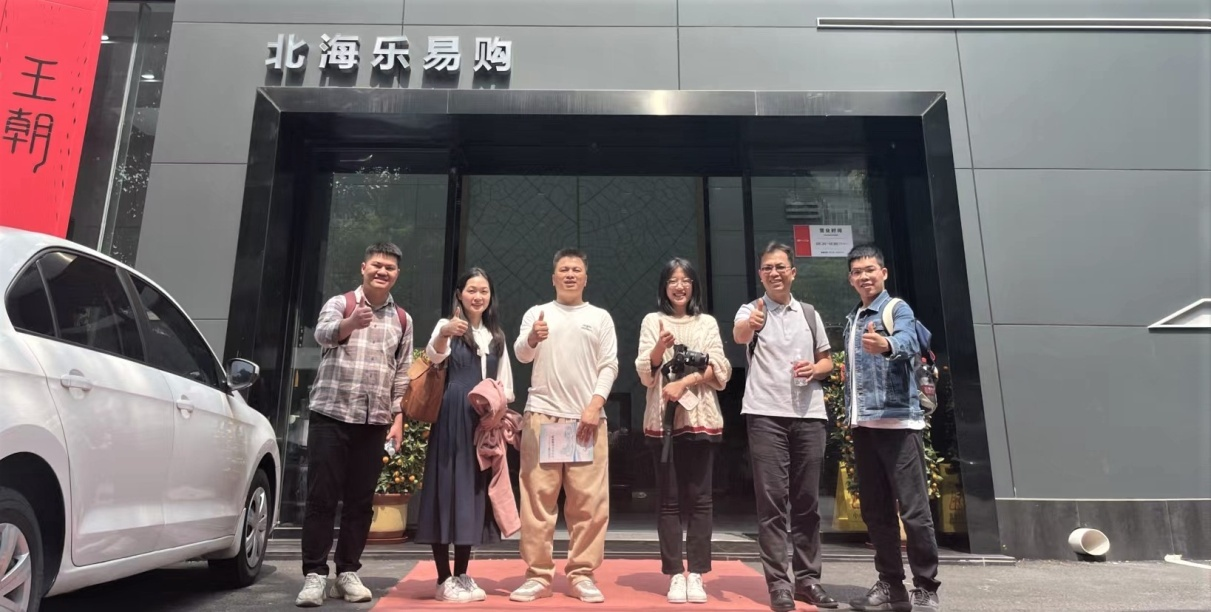 學(xué)生吳禮娜與帶隊(duì)老師合影