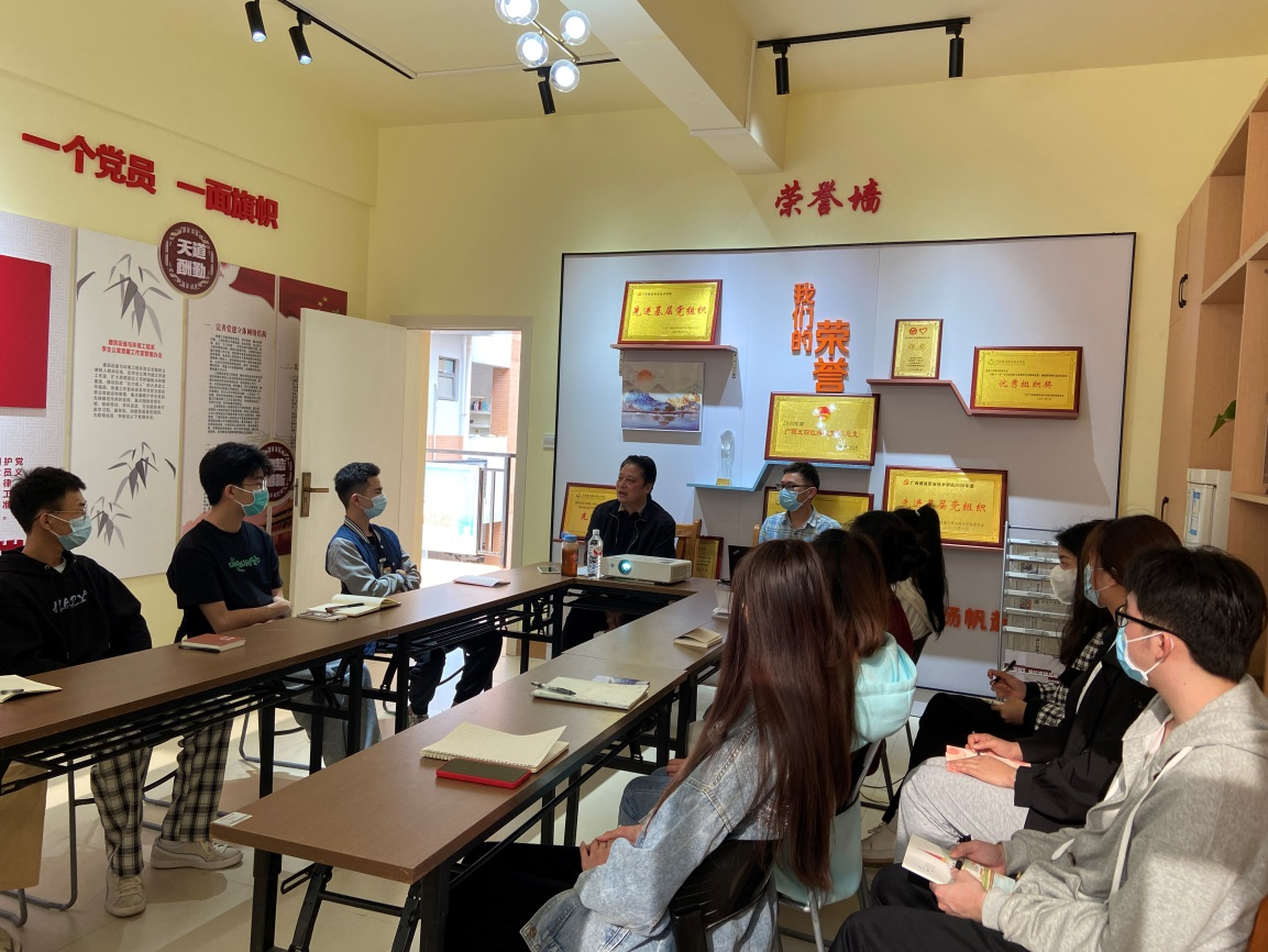 黃永光院長對學(xué)生代表們提出的問題進(jìn)行詳細(xì)解答