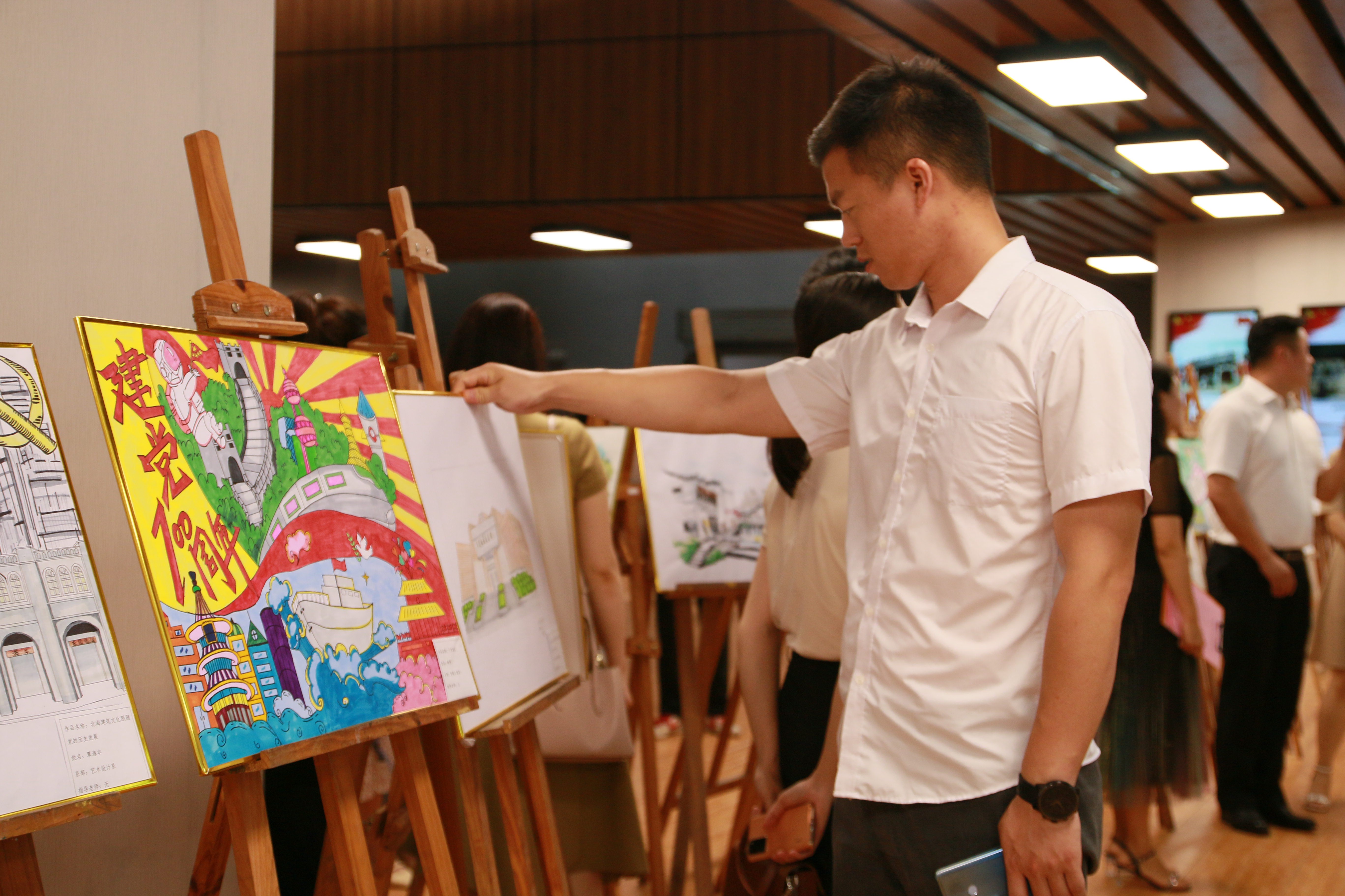 “永遠(yuǎn)跟黨走?手繪家鄉(xiāng)變化主題大賽獲獎作品”展覽一角