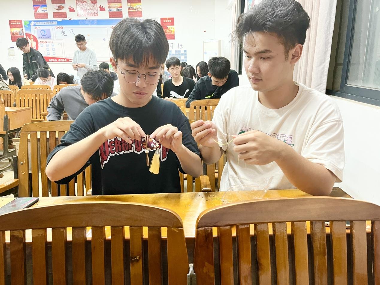 同學(xué)們正在制作香囊