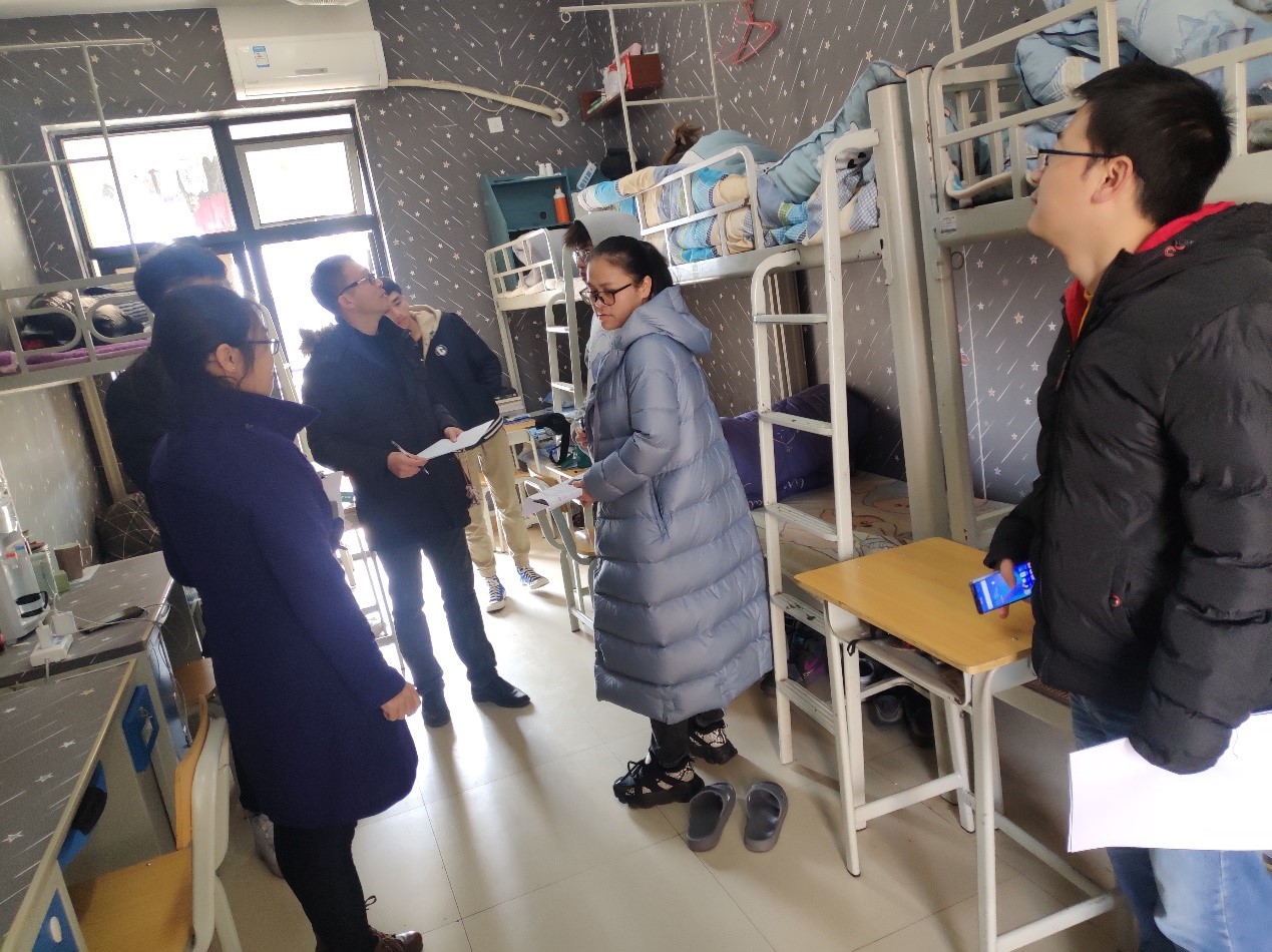 管理工程系教師深入學(xué)生宿舍開展宿舍安全排查工作