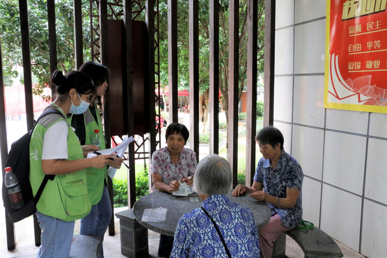 志愿者對社區(qū)居民進行問卷調查