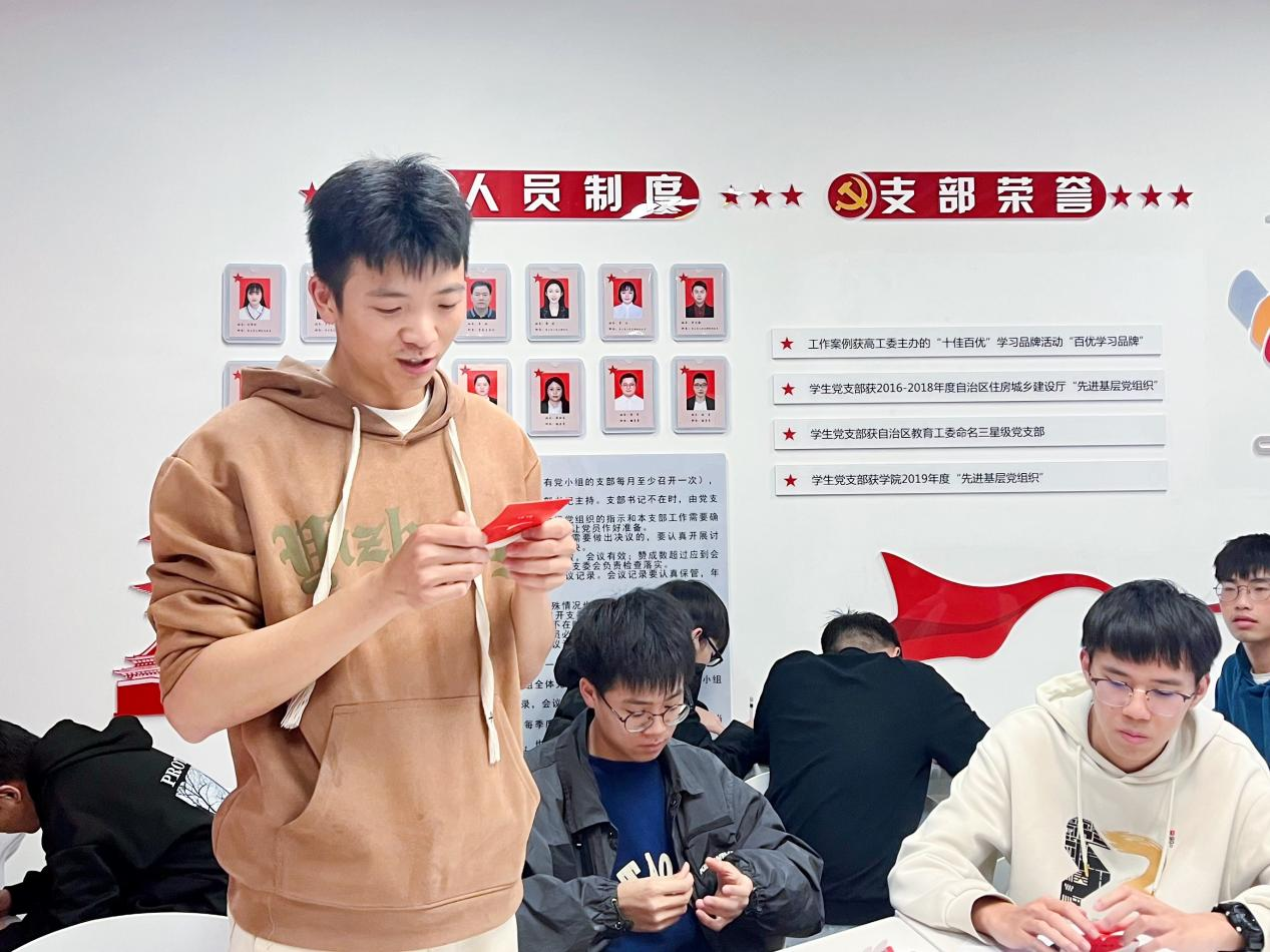 同學(xué)們踴躍發(fā)言分享自己的感想體會(huì)