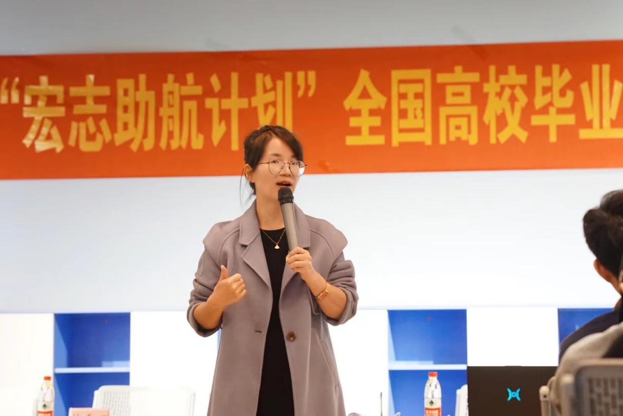 授課教師進(jìn)行求職指導(dǎo)