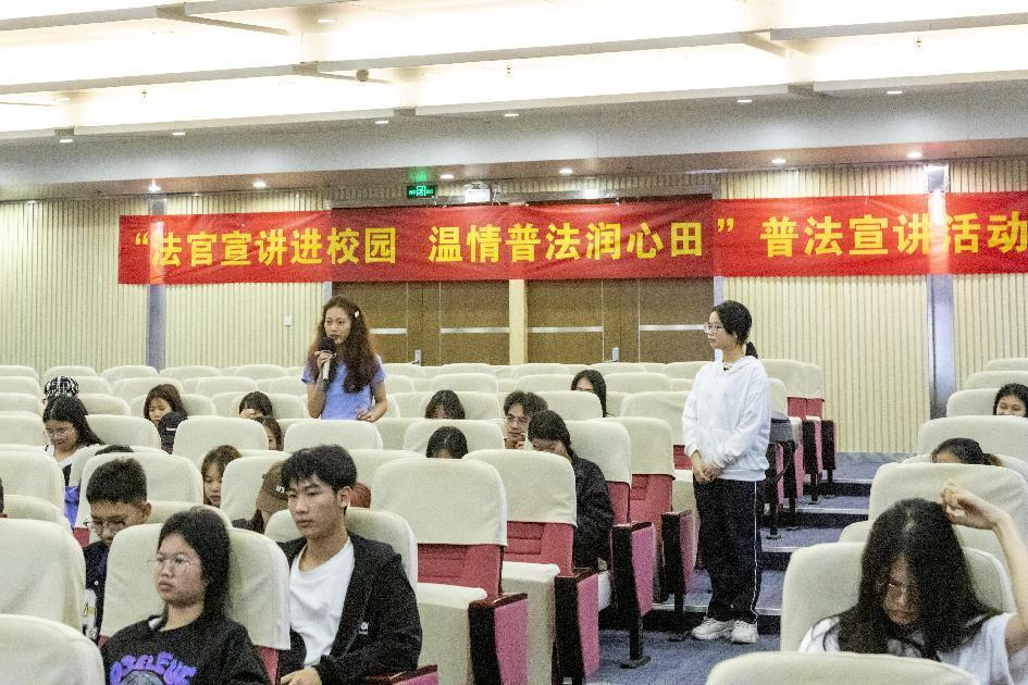 在場(chǎng)學(xué)生進(jìn)行法律知識(shí)問(wèn)答互動(dòng)