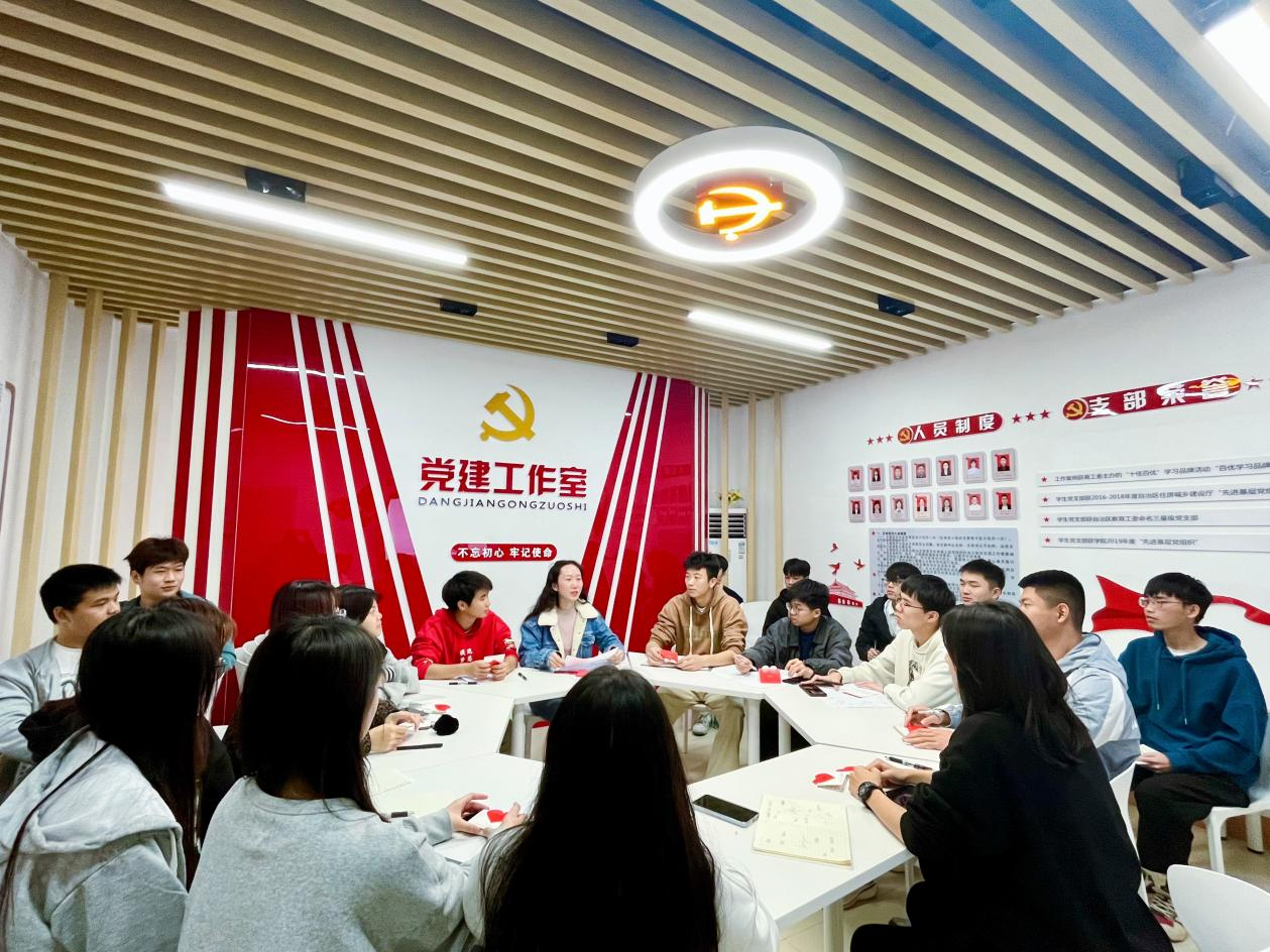 市政學(xué)院黎丹老師向同學(xué)們講述紅軍長(zhǎng)征的故事