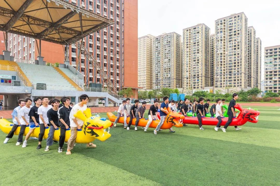 同學(xué)們參與旱地龍舟比賽