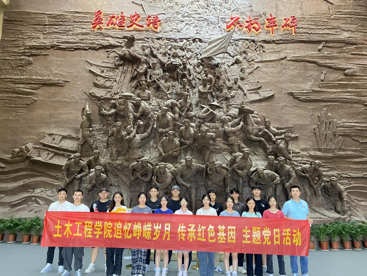 師生在全州紅軍長征湘江戰(zhàn)役紀(jì)念館內(nèi)合影
