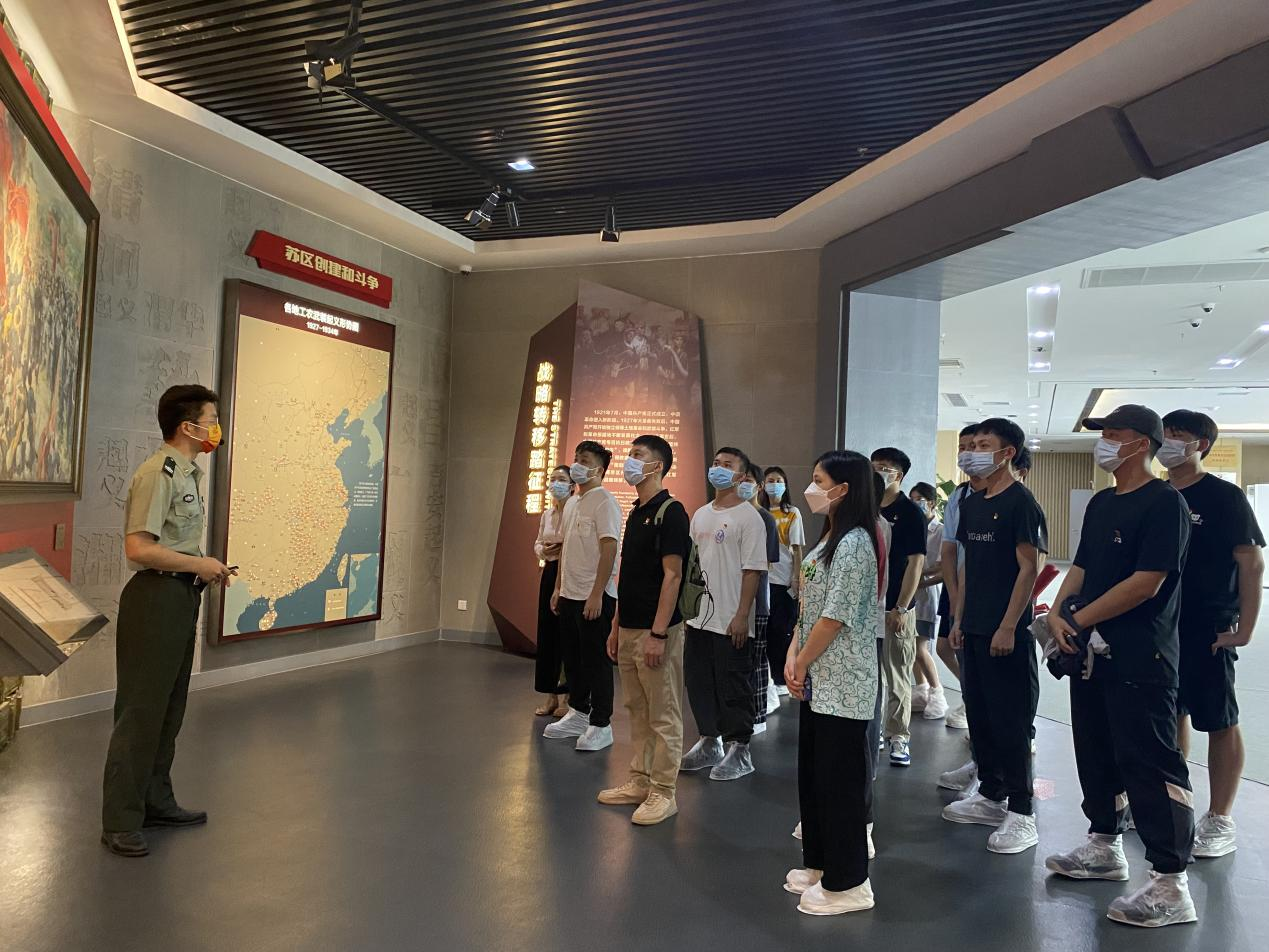 全州紅軍長征湘江戰(zhàn)役紀(jì)念館講解員給師生講解