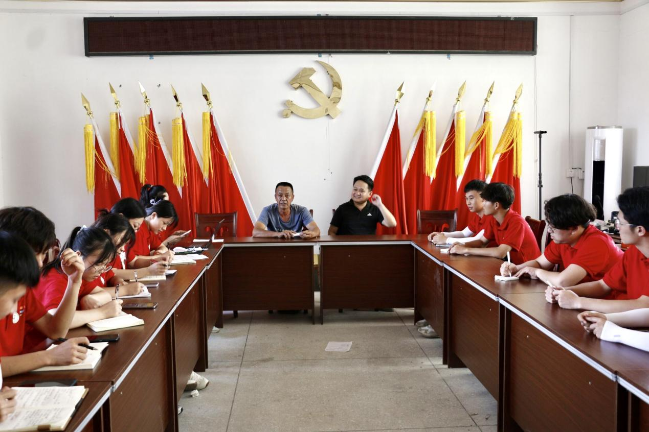 永富村黨支部副書記王新林接受專訪現(xiàn)場