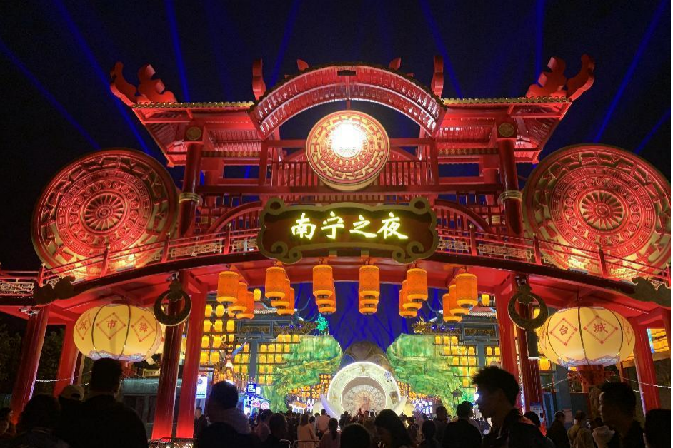 學(xué)生研學(xué)活動攝影作品——南寧之夜街區(qū)正門