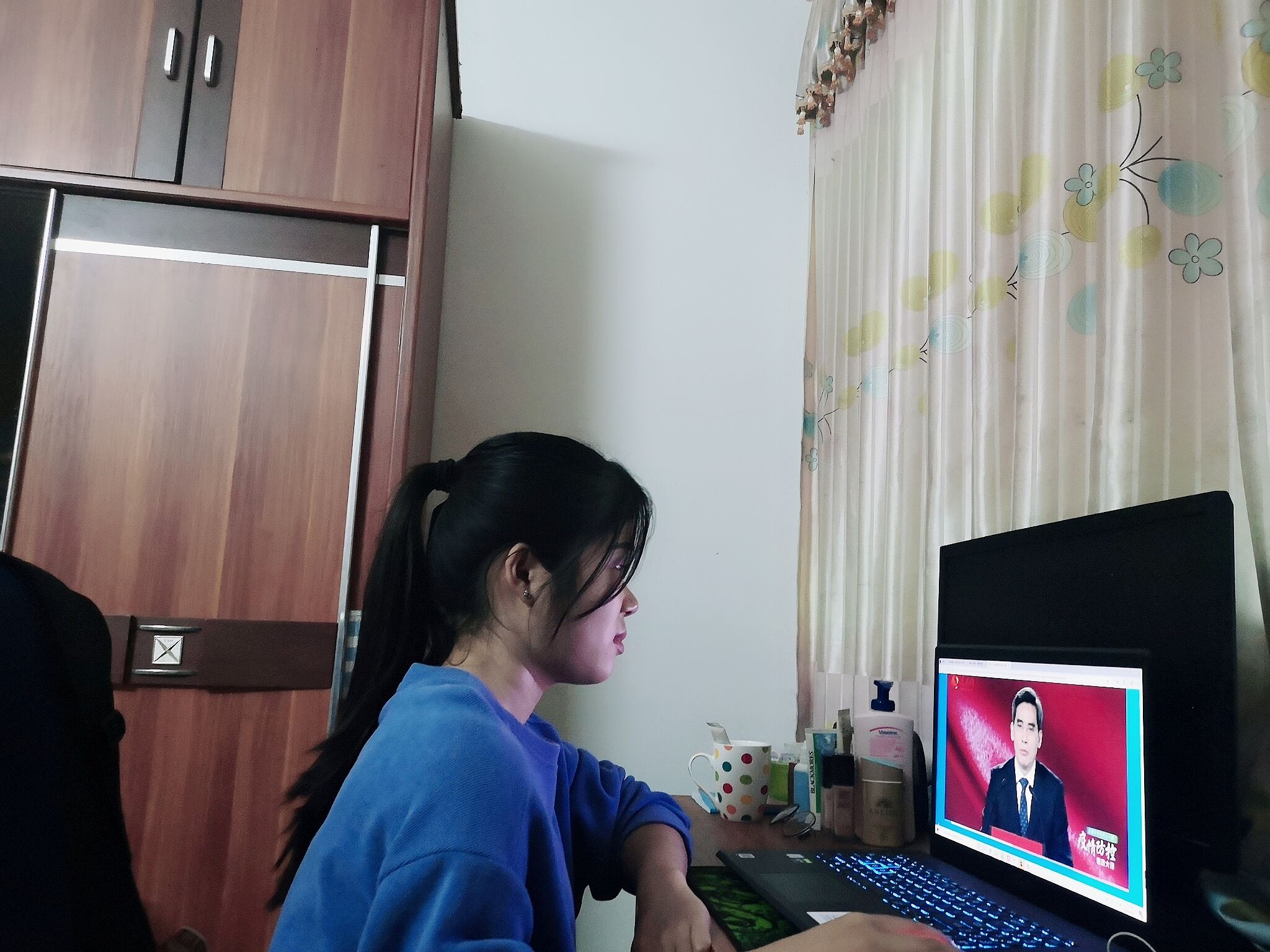 建院學(xué)子在線收看疫情防控思政大課并認(rèn)真做筆記