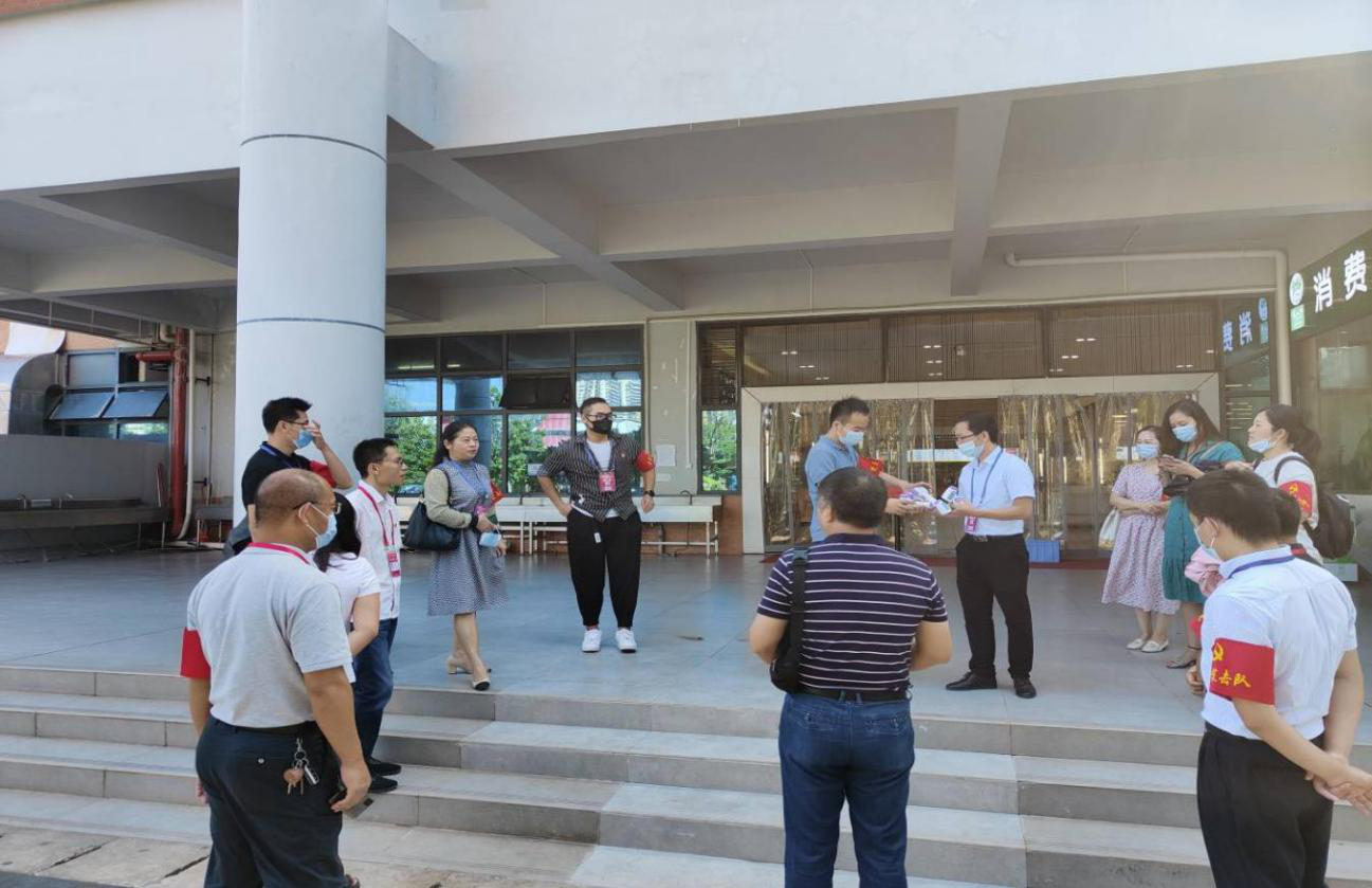 黨員突擊隊(duì)進(jìn)行維護(hù)食堂秩序工作分工