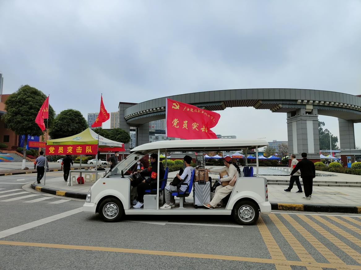 黨員突擊隊(duì)幫助同學(xué)搬運(yùn)行李