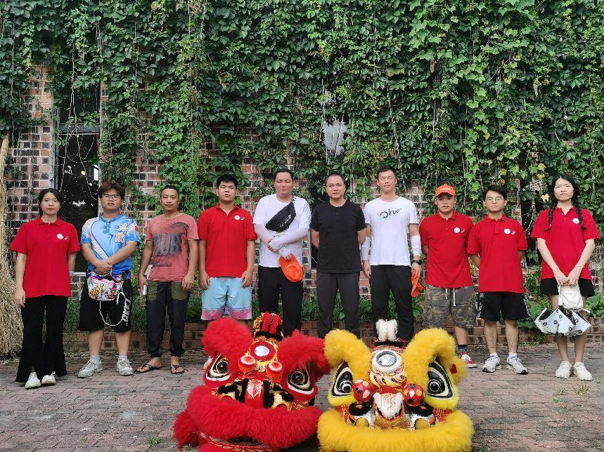 實踐團(tuán)成員與劉宇航工作室負(fù)責(zé)人合影