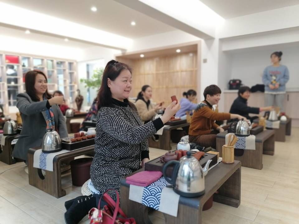 女職工正在學(xué)習(xí)茶藝