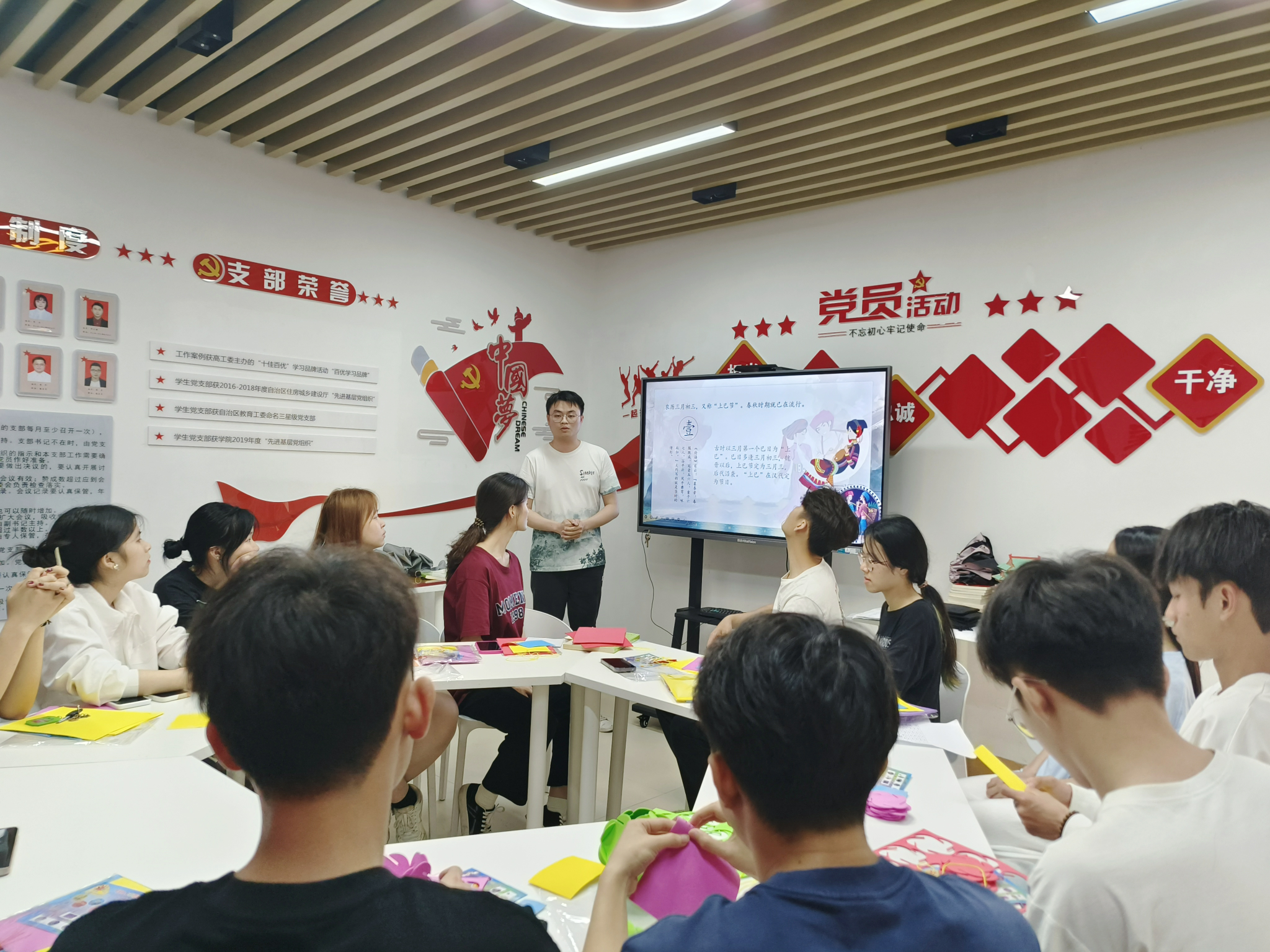 羅椋獻(xiàn)老師在介紹“三月三”的由來