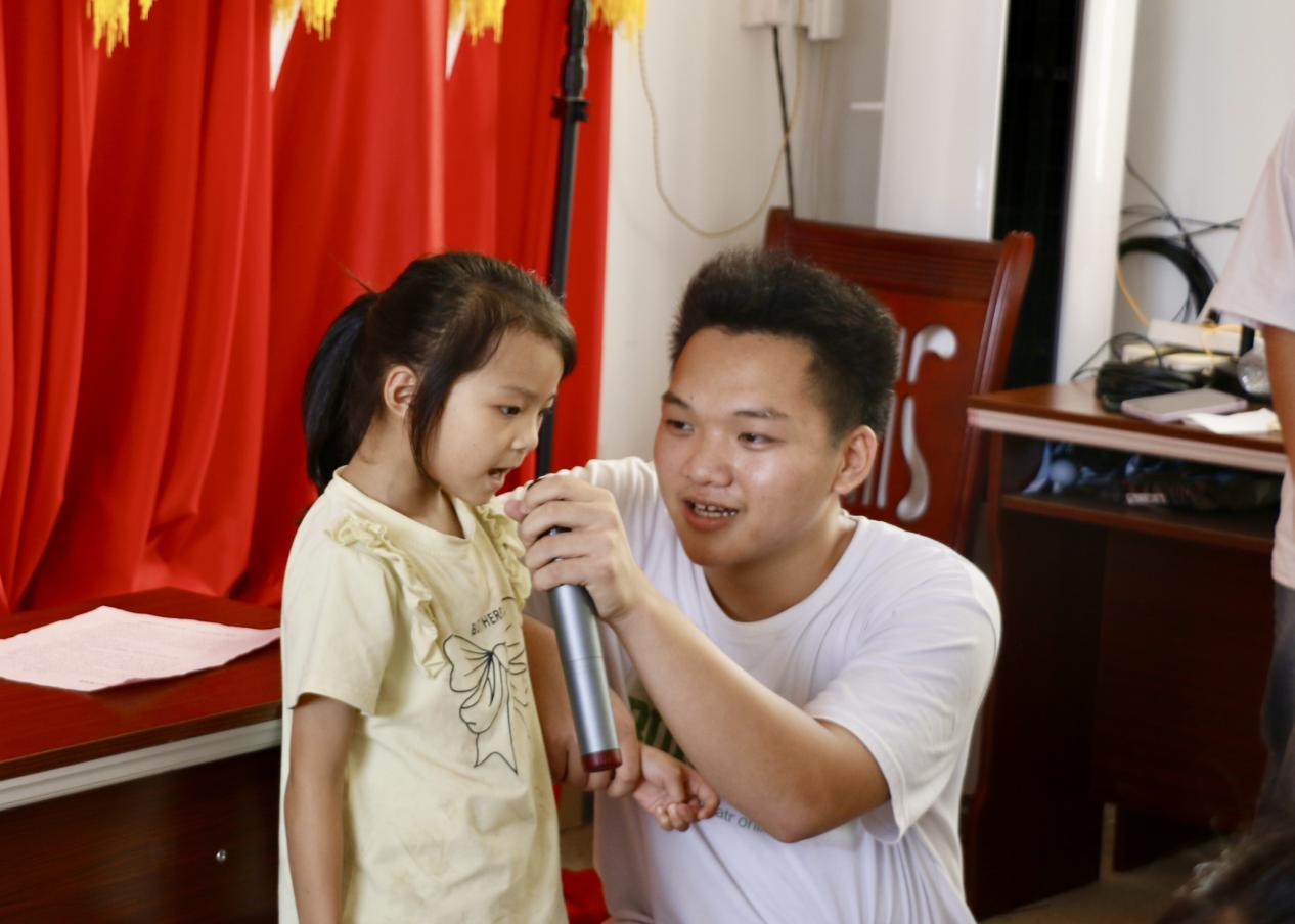 當(dāng)?shù)匦∨笥炎愿鎶^勇上臺(tái)唱紅歌