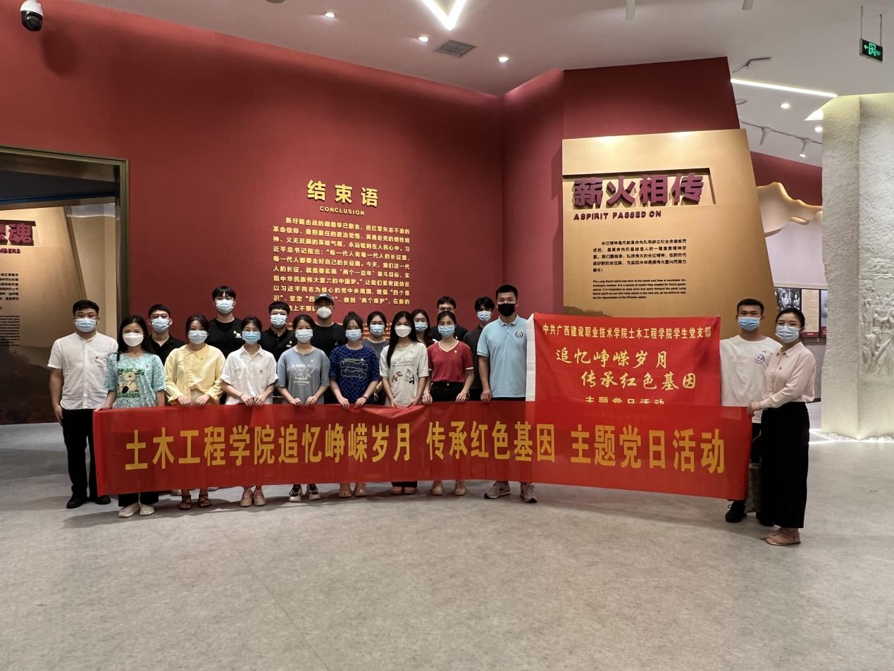 師生在灌陽新圩阻擊戰(zhàn)紀(jì)念館內(nèi)合影