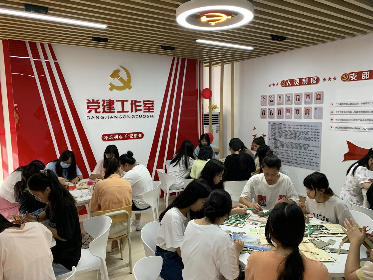 紅色建筑模型進學生社區(qū)活動現(xiàn)場照片