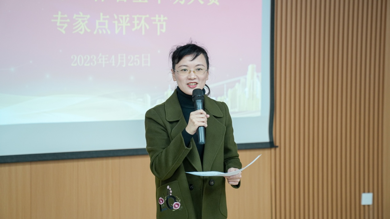 閉幕式上，李倩代表大賽評(píng)委進(jìn)行現(xiàn)場(chǎng)點(diǎn)評(píng)