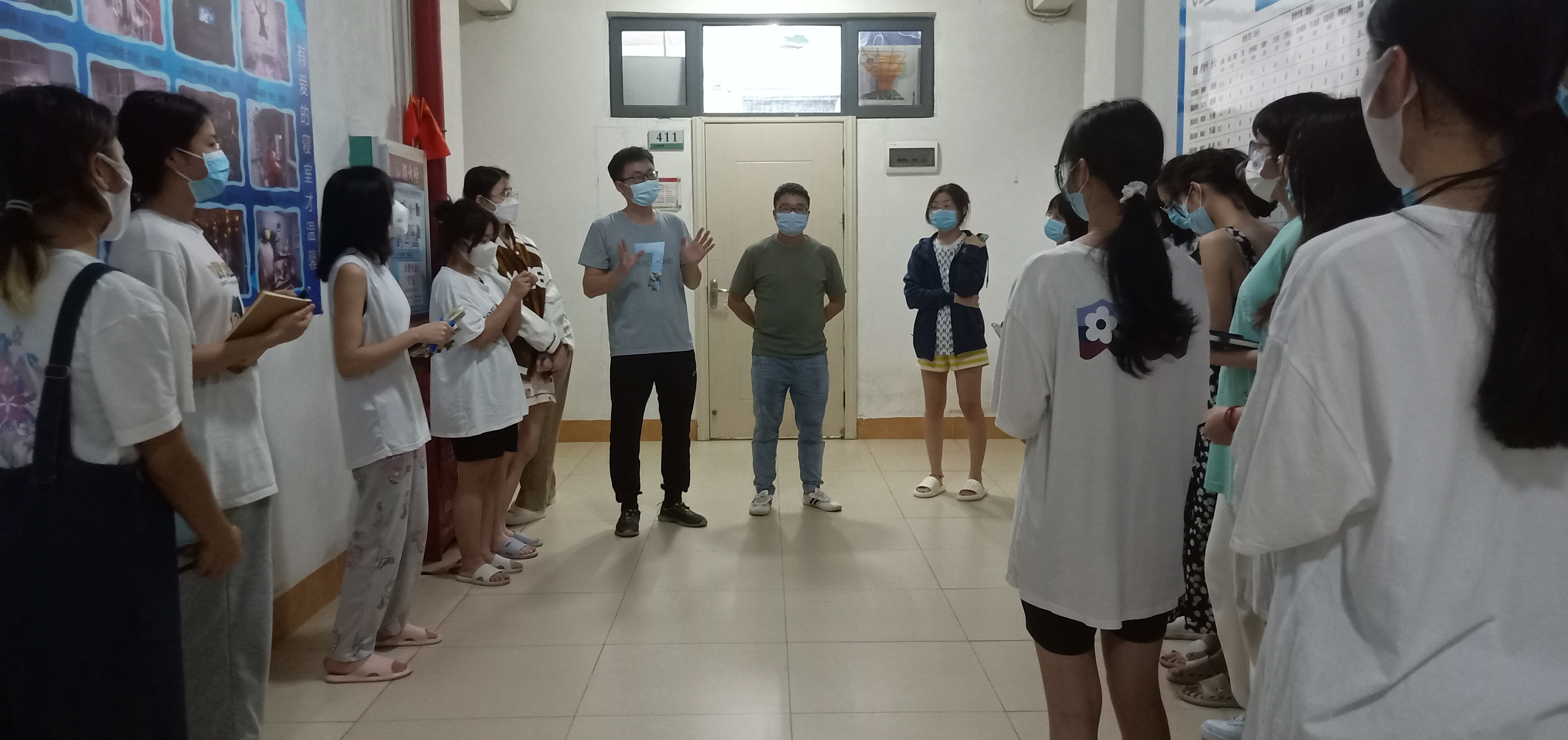 深入學(xué)生宿舍開展政策宣講及安全教育