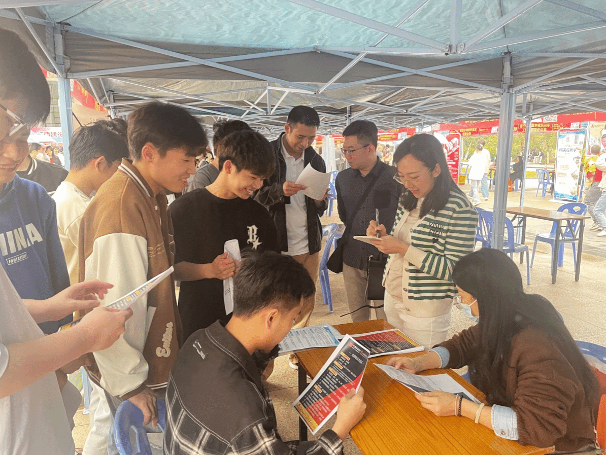 馮業(yè)書記現(xiàn)場走訪企業(yè)并指導學生參加面試