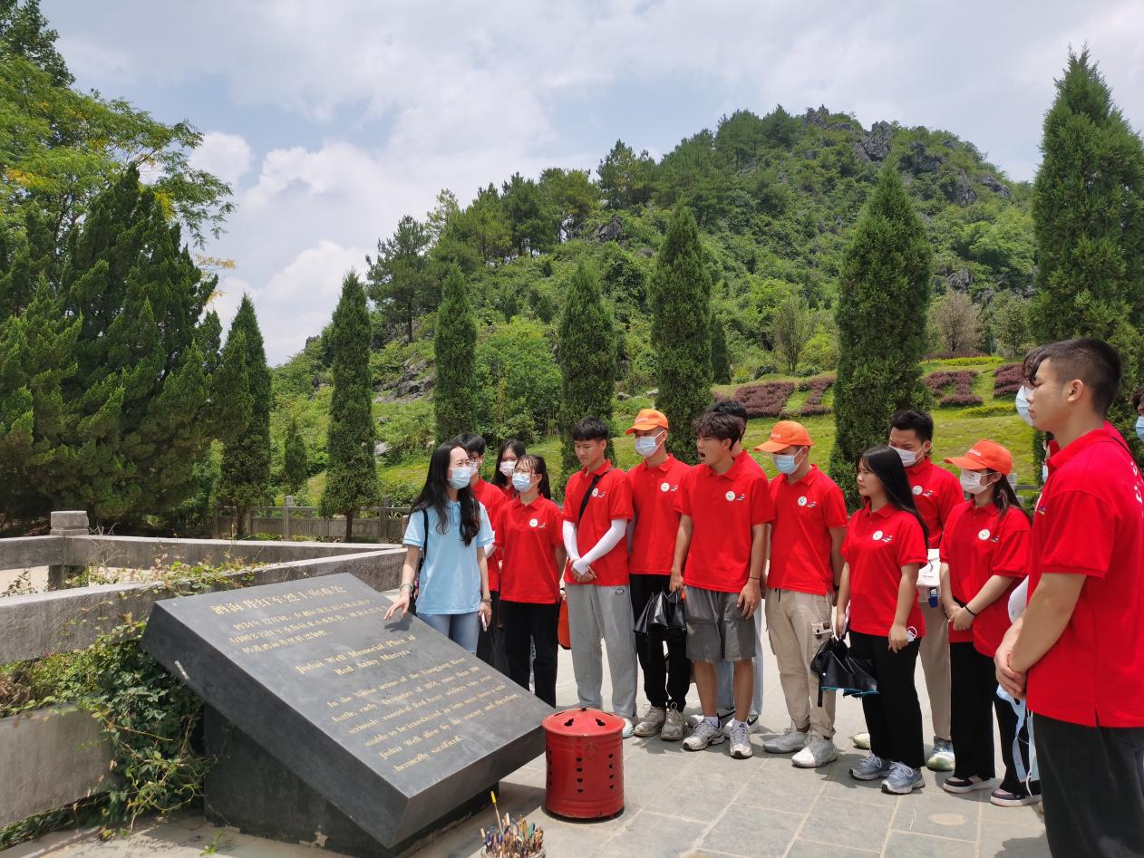 實(shí)踐團(tuán)聆聽紅軍烈士在酒海井壯烈犧牲的故事
