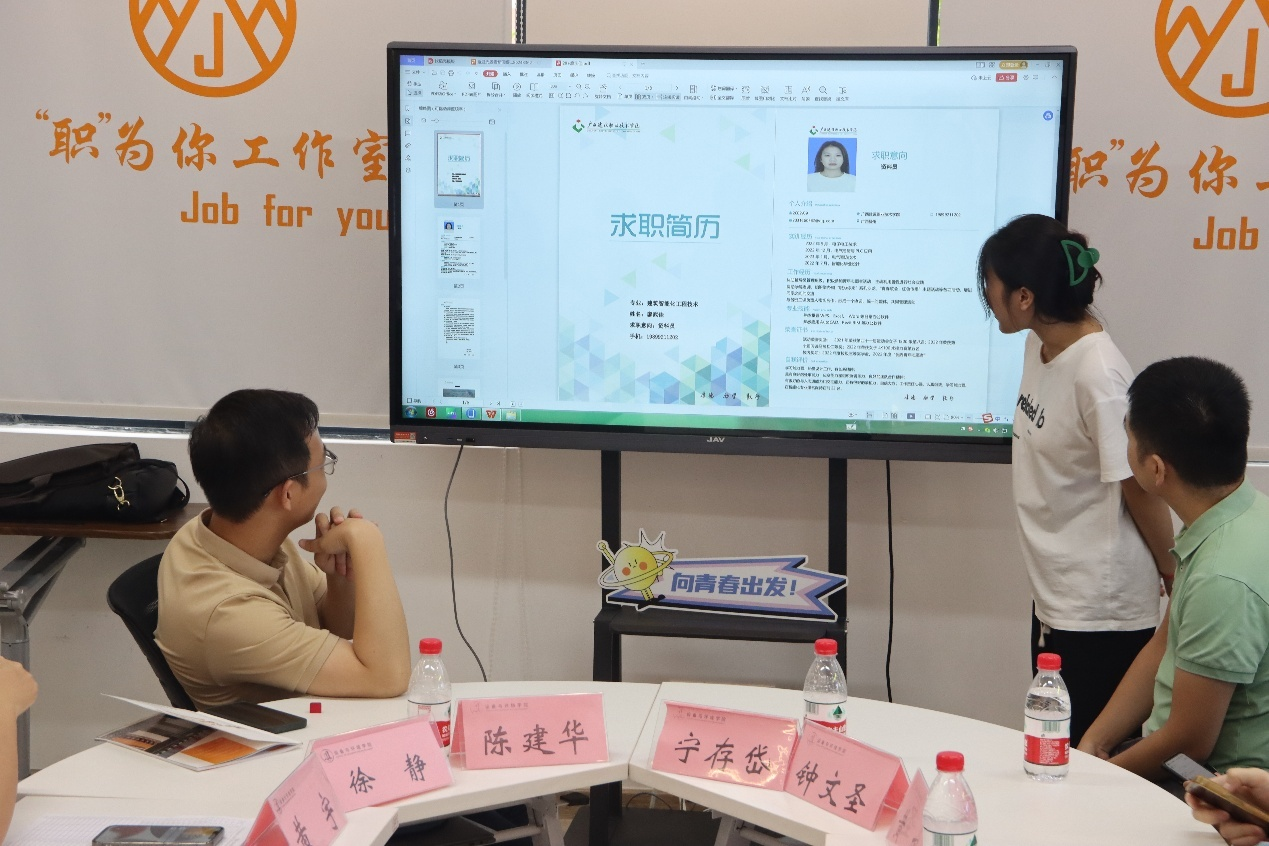 陳建華總經(jīng)理對同學遞交的簡歷進行指導