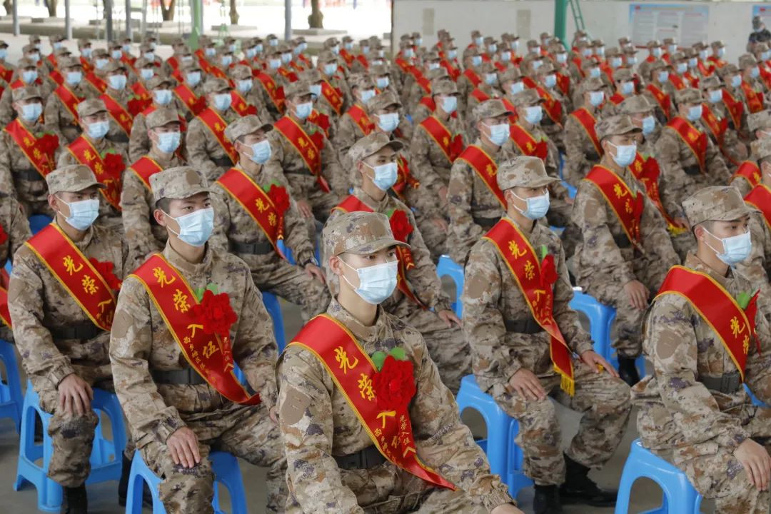 整裝待發(fā)的新兵們