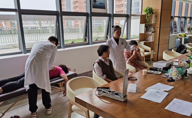 志愿者為職工理療、推拿