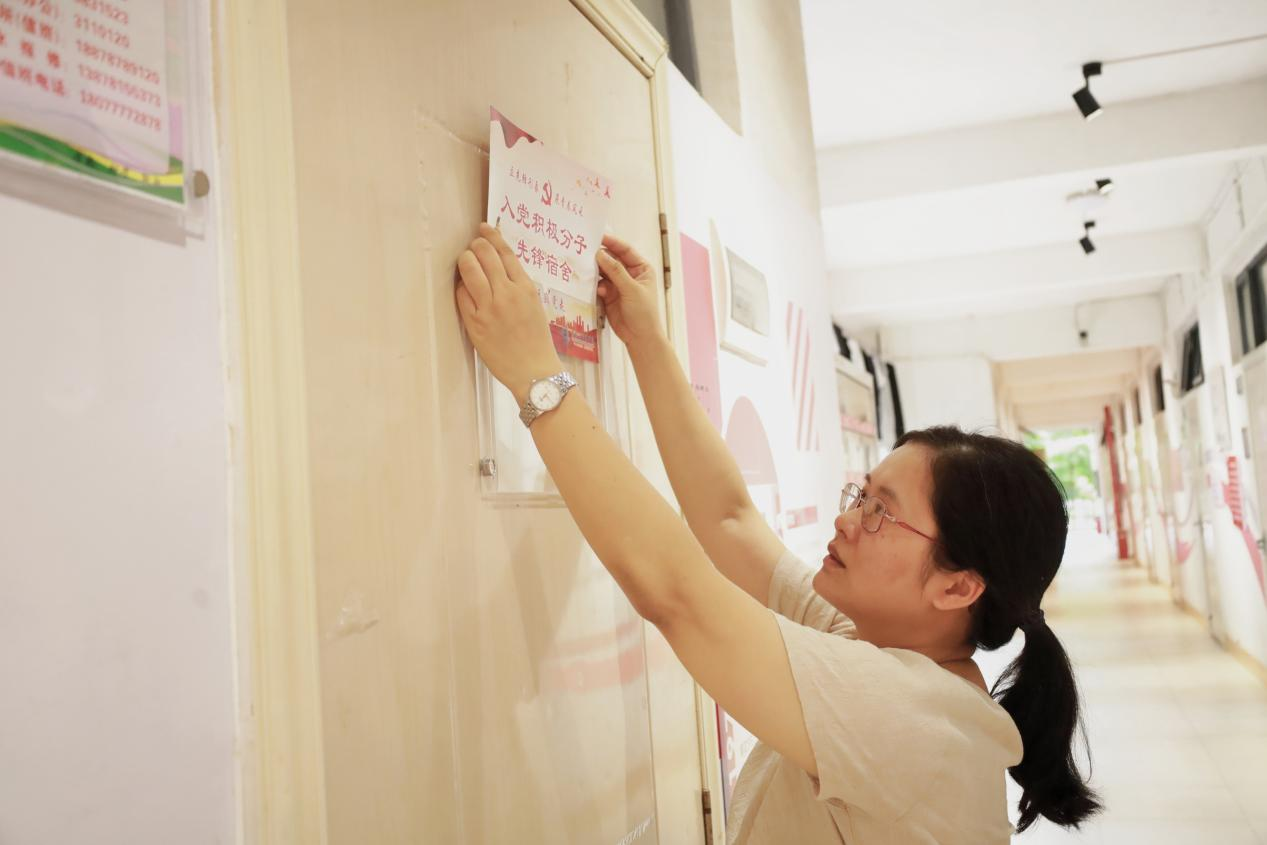 學(xué)院團總支李姿蓉書記為“入黨積極分子宿舍”掛牌