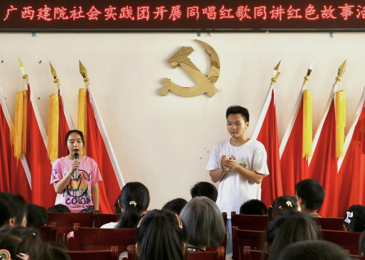 當(dāng)?shù)匦∨笥逊窒碜约毫私獾募t色故事