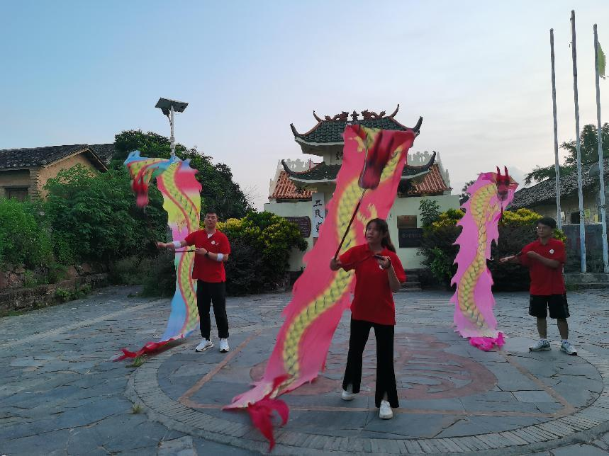 實踐團(tuán)成員表演彩帶龍健身操