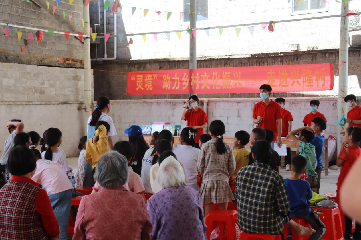 現(xiàn)場(chǎng)村民們踴躍參與問答活動(dòng)