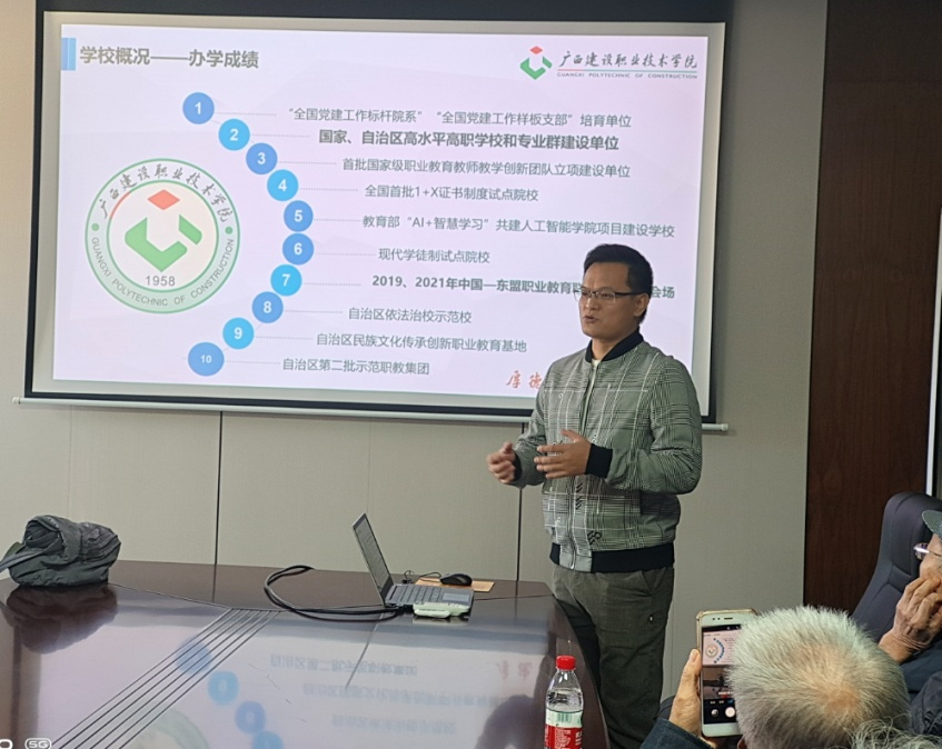周宇翔科長(zhǎng)介紹新校區(qū)建設(shè)情況
