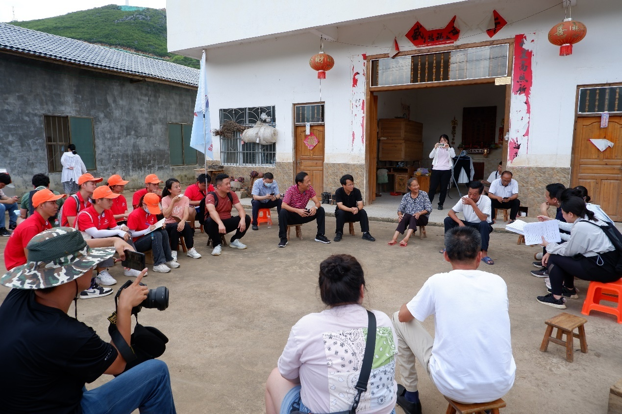 與專家組、清華大學(xué)教授團(tuán)隊(duì)一起進(jìn)行村民訪談