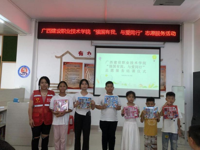 結(jié)課儀式上志愿服務(wù)團(tuán)成員為小朋友們分發(fā)小禮物