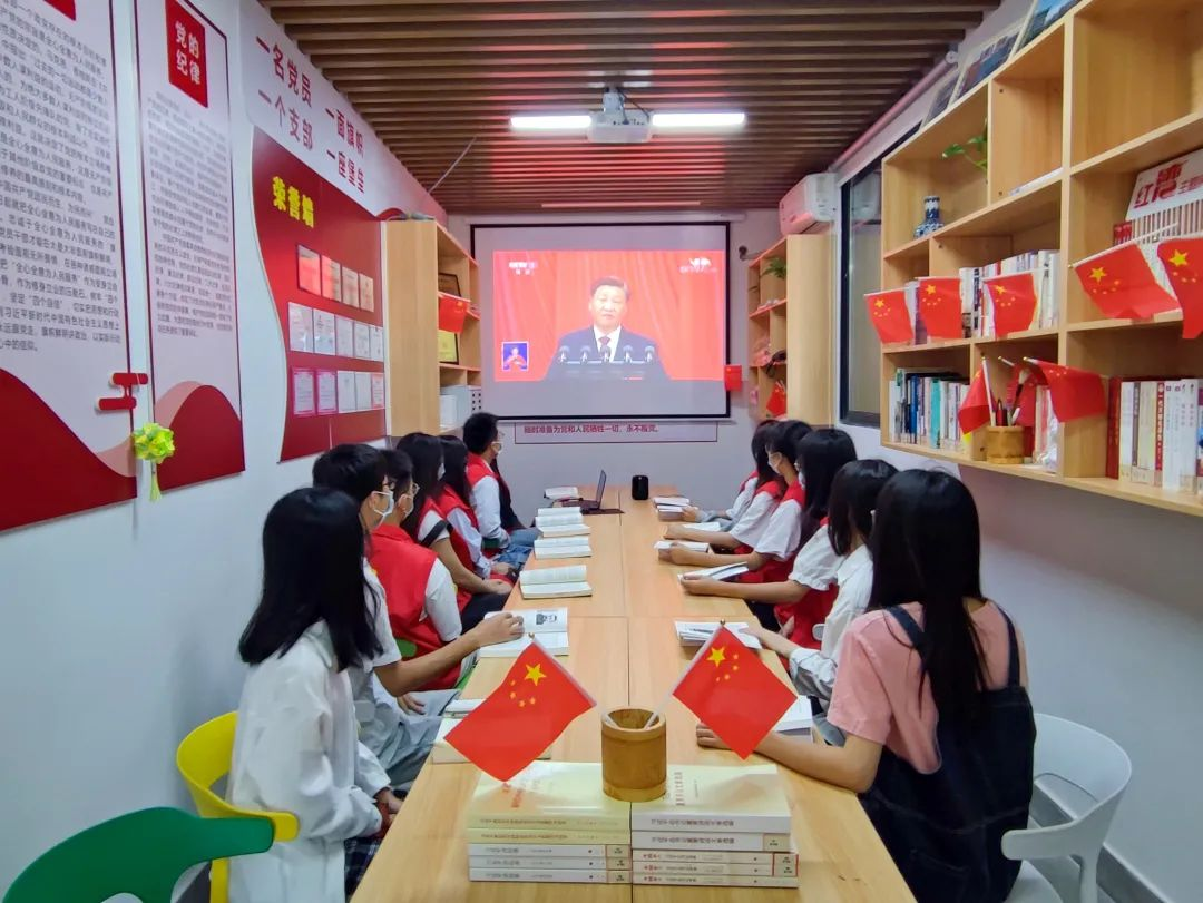 建筑與規(guī)劃學(xué)院學(xué)生公寓黨建工作室觀看大會(huì)現(xiàn)場(chǎng)