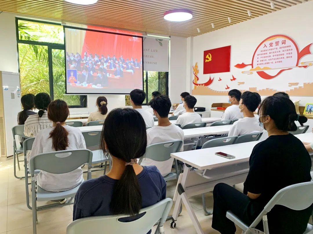 土木工程學(xué)院學(xué)生公寓黨建工作室觀看大會(huì)現(xiàn)場(chǎng)