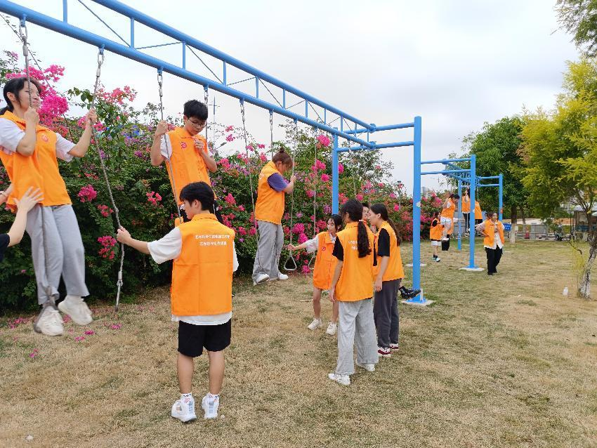 隊員正在過繩索環(huán)