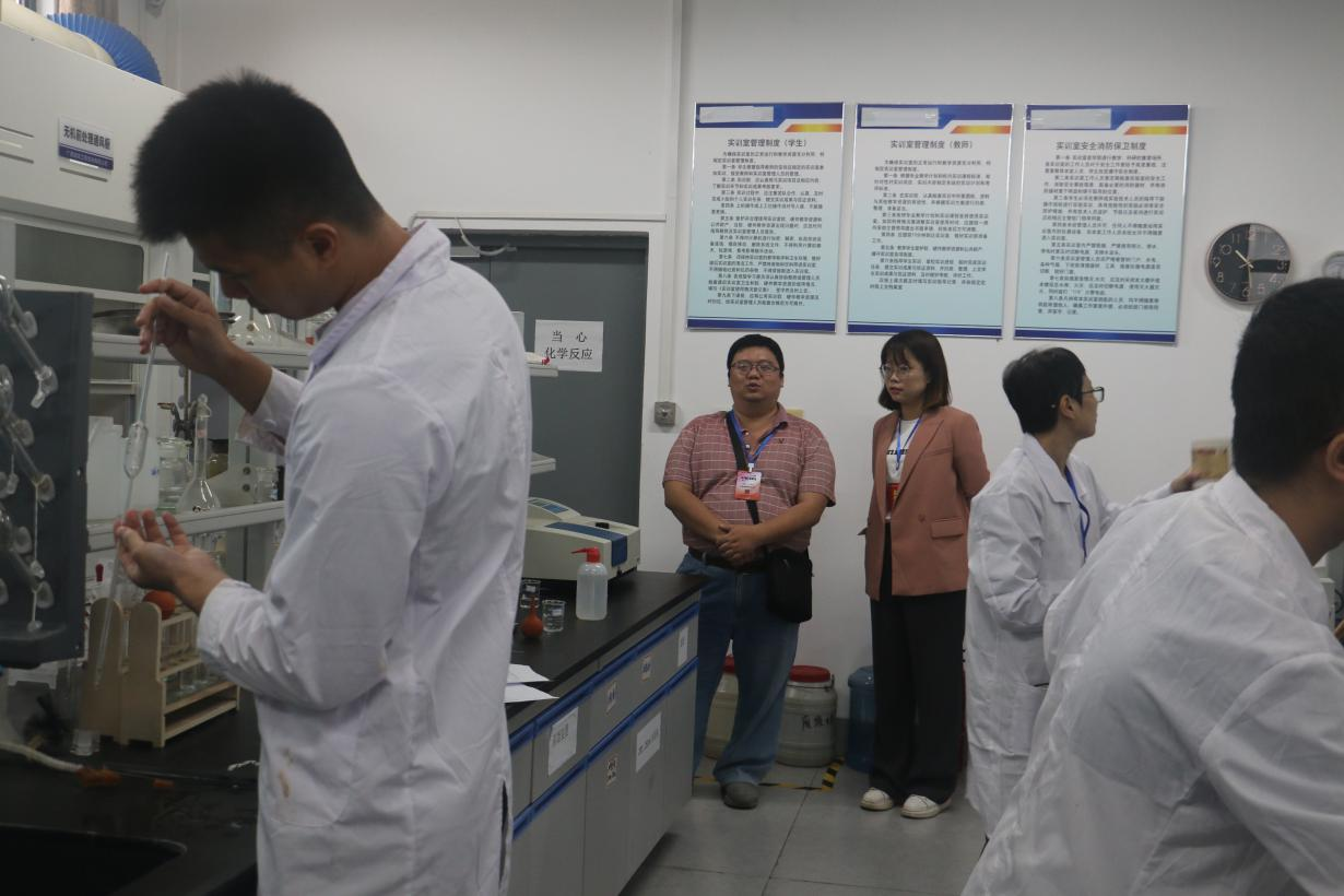 自治區(qū)職業(yè)技能鑒定中心質量科科長陳利軍對考評過程監(jiān)督