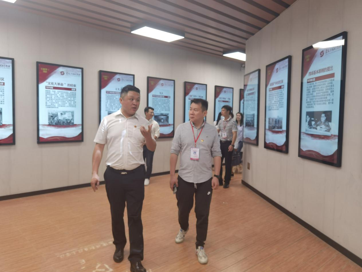參觀六教負(fù)一樓黨建文化數(shù)字中心