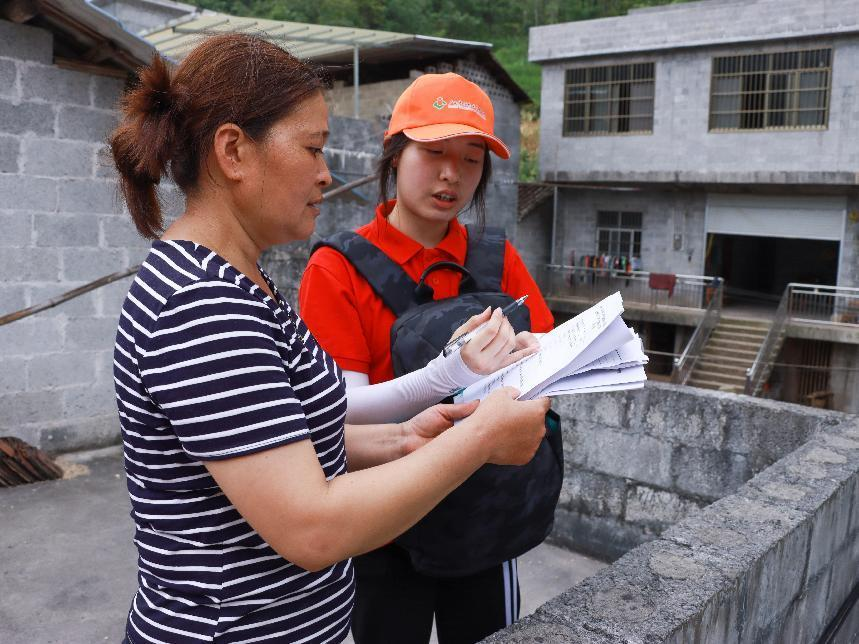 實(shí)踐團(tuán)成員對(duì)村民進(jìn)行走訪調(diào)研